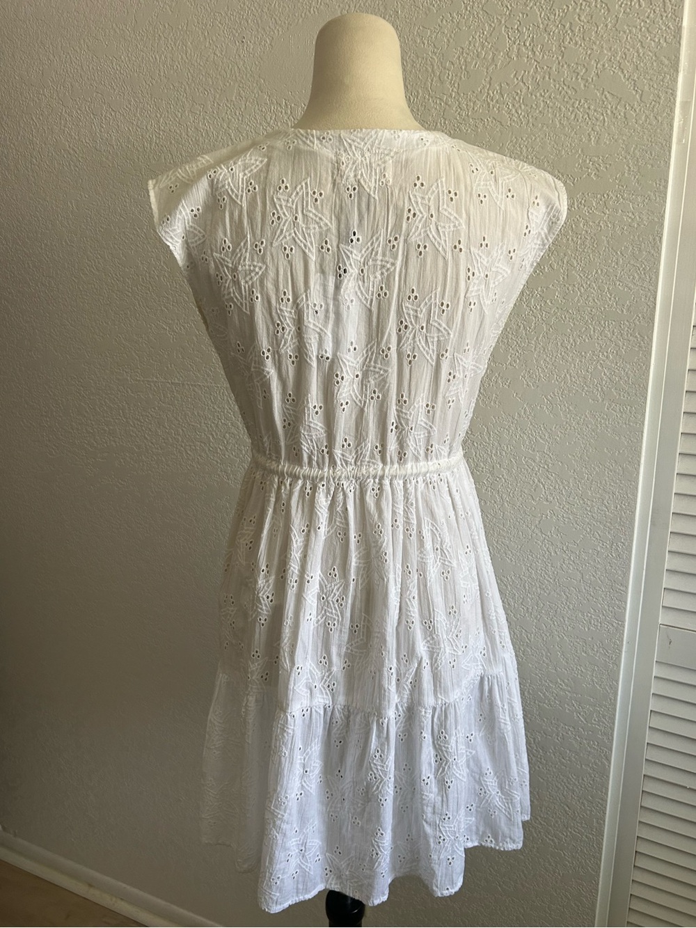 Sitano White Eyelet Starfish Ruffle Tier V-neck Sleeveless Midi Dress - Picture 5 of 7